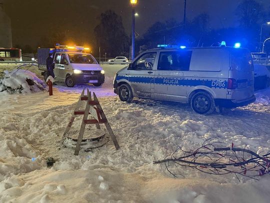 Dziewczynka nagle zniknęła podczas zabawy na śniegu. Spadła z kilku metrów do źle zabezpieczonej studzienki