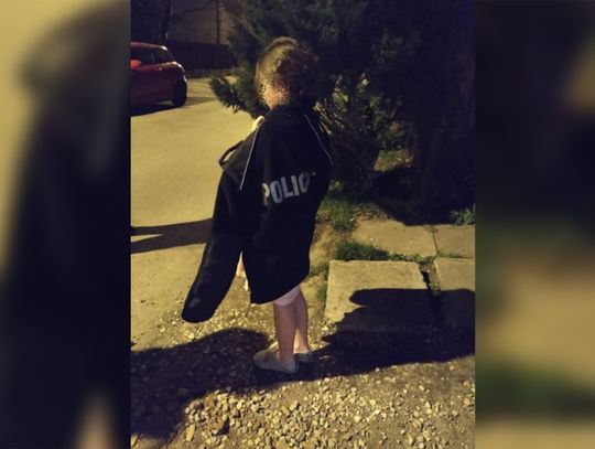 Dziewczynka szła ulicą w samej piżamie. Nie wytrzymała pijackiej awantury w domu. Policjant dał jej swoją kurtkę