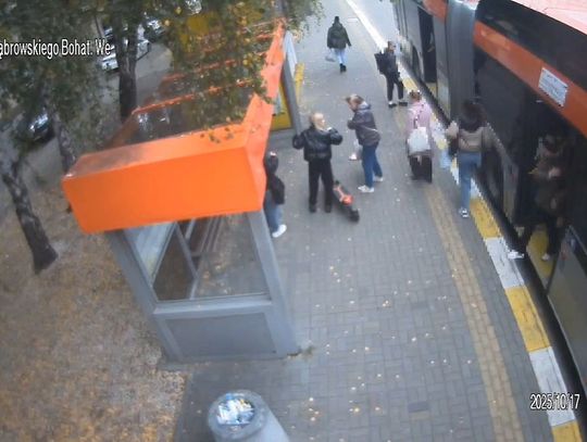 Dziewczyny na hulajnodze elektrycznej potrąciły kobietę na chodniku. Szuka ich policja