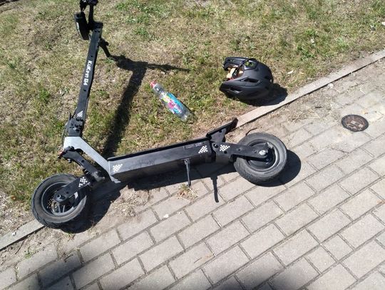 Dziewczyny pożyczyły hulajnogę od kolegi i jechały na niej razem. Po wypadku obie trafiły do szpitala