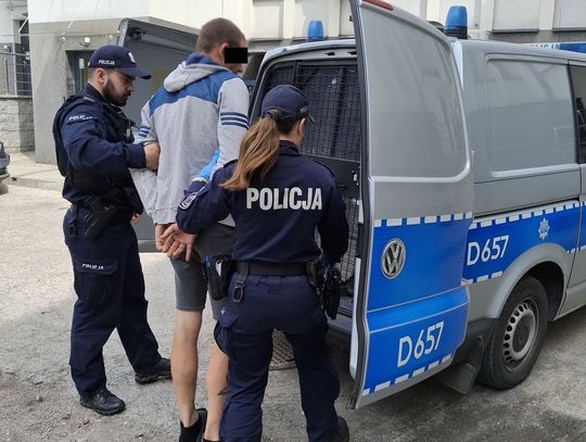 Dziewięć listów gończych i ucieczka za granicę. Policjanci zatrzymali ściganego 38-latka