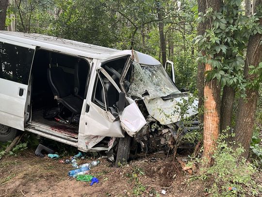 Dziewięć osób rannych po zderzeniu busa z ciągnikiem. Kierujący fordem 19-latek nie miał uprawnień