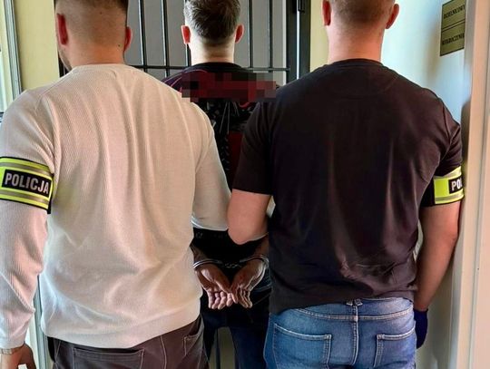 Dzika awantura w mieszkaniu. Przy dzieciach upokarzał swoją ukraińską dziewczynę i ją szarpał