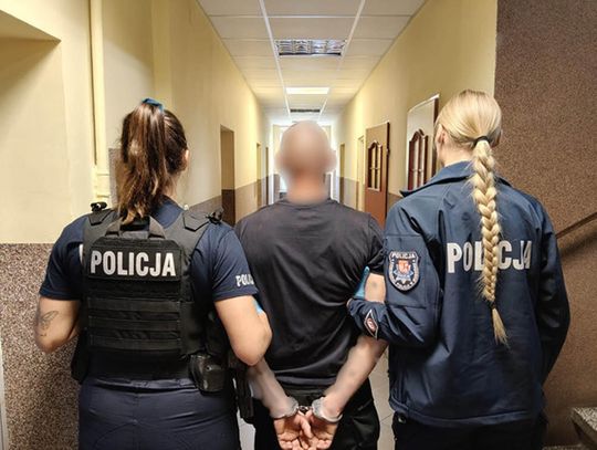 Dziki lokator wypruwał z mieszkania rury i instalacje. Policjanci znaleźli go na strychu