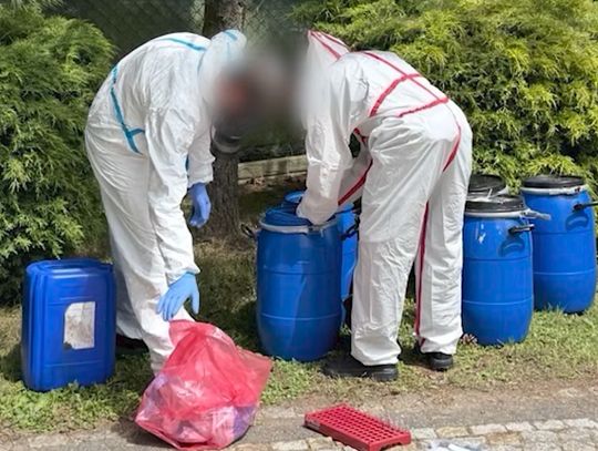 Fabryka narkotyków w domu jednorodzinnym. Przejęto 56 kg narkotyku i 7 tysięcy litrów chemikaliów