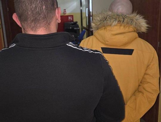 Facet poznany w internecie zaczął ją szantażować. Groził publikacją zdjęć, jeśli nie zapłaci