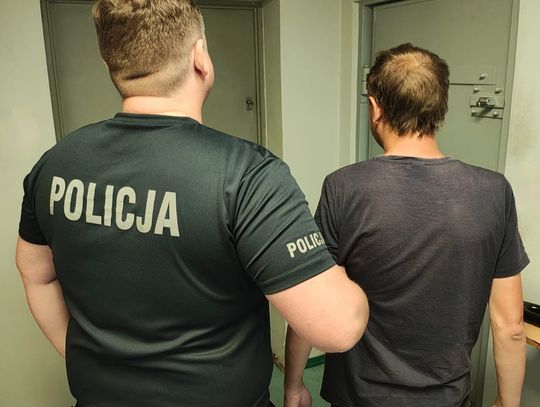 Facet stojący przed nim w banku próbował wypłacić pieniądze na dane jego ojca. Dzień wcześniej go okradł