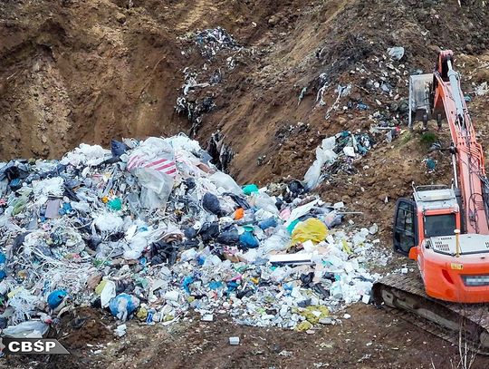 Fałszowali dokumenty i zakopywali śmieci w ziemi. Nocne transporty odpadów ujawnione przez CBŚP