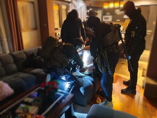 Fałszywi policjanci napadli na Ukraińców. Grożąc bronią związali lokatorów i plądrowali mieszkanie