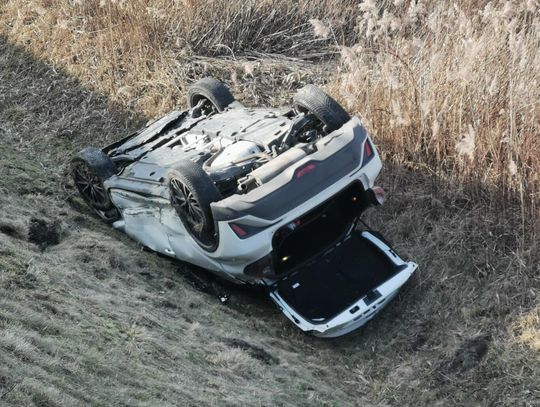 Fatalne skutki kolizji. Auto wpadło do głębokiego rowu i wylądowało na dachu