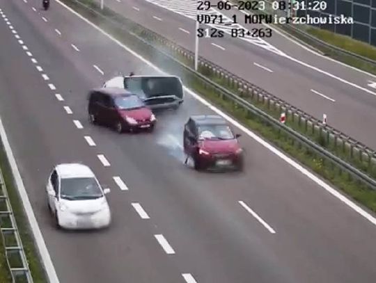 Fatalne skutki niepatrzenia w lusterka. Tak doszło do wypadku na drodze ekspresowej. WIDEO