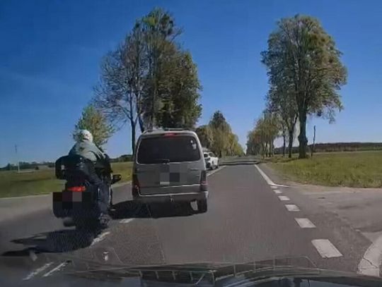 Fatalne skutki wyprzedzania na skrzyżowaniu. Motocyklista zderzył się z osobówką