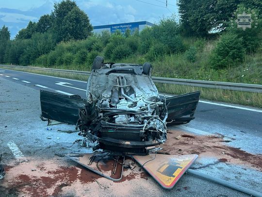 Fatalne skutki wystrzału opony w ciężarówce. Osobówka uderzyła w bariery i przeleciała na drugą stronę