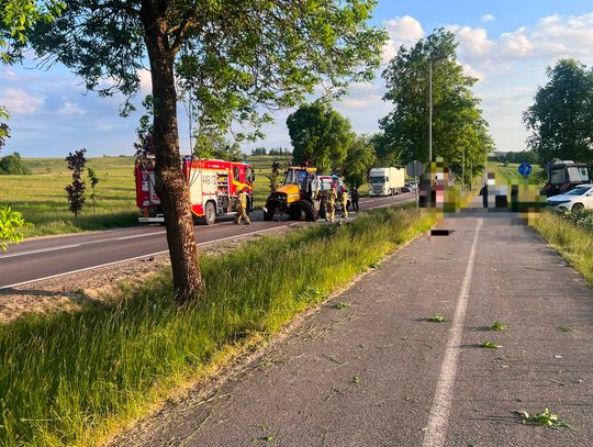 Fatalne wyprzedzanie na krajowej 59. Volvo uderzyło w skręcający traktor, kierowca w szpitalu
