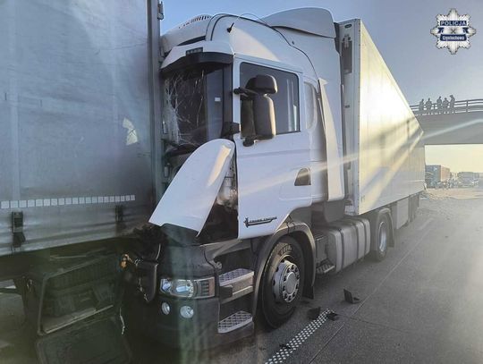 Fatalny karambol na A1. Kabina ciężarówki została zmiażdżona, 49-latek zginął na miejscu