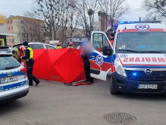 Fatalny wypadek przed sklepem. Kierująca hondą przejechała po staruszce, która upadła na parkingu