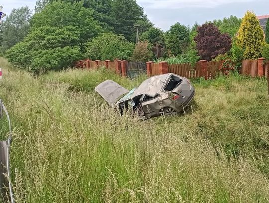 Fiat uderzył w betonowy przepust, a następnie dachował. Kierowcy nie udało się uratować