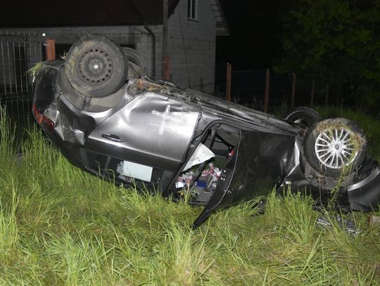 Fiat wjechał do rowu i kilkukrotnie dachował. 34-letni kierowca wydmuchał blisko 3,5 promila
