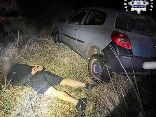 Finał pościgu w bagnie. Policjant wybił szybę, by dopaść pijanego uciekiniera