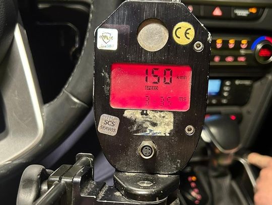 Ford jechał przez miasto z prędkością 150 km/h. Młody kierowca tłumaczył, że się zagapił