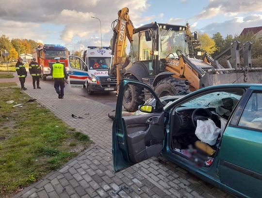 Ford nadział się na łyżkę koparki. Koszmarny wypadek podczas policyjnego pościgu [FOTO]