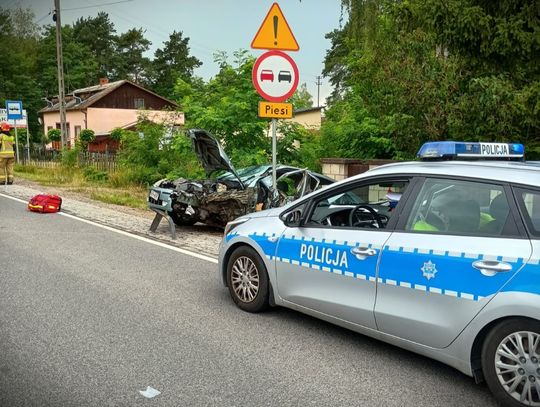 Ford uderzył w bok ciężarówki i wylądował w rowie. 49-letni kierowca nie przeżył wypadku