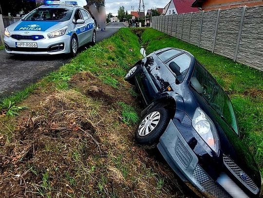 Ford w rowie, za kierownicą kompletnie pijana 55-latka. Kobieta wydmuchała trzy promile alkoholu