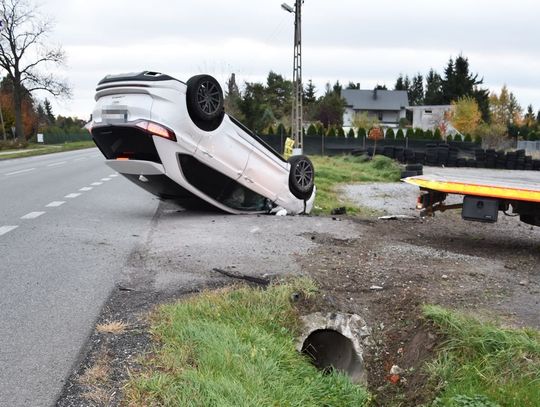 Ford wjechał w przepust i dachował na drodze. 46-letni kierowca jechał po alkoholu [FOTO]