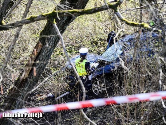 Ford wpadł do rzeki. Nie żyje trzech 20-latków i ich 28-letnia znajoma [FOTO]