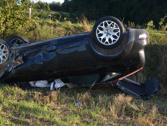 Ford wypadł z drogi i dachował w rowie. Kierowca przyznał, że dzień wcześniej wypił litr wódki