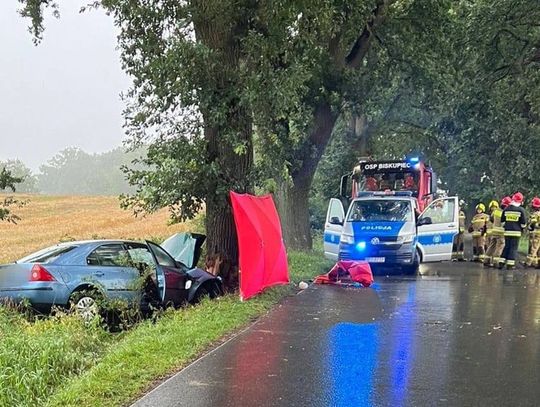 Ford wypadł z drogi i uderzył w drzewo. Kierowca zginął na miejscu, dwoje pasażerów zostało rannych