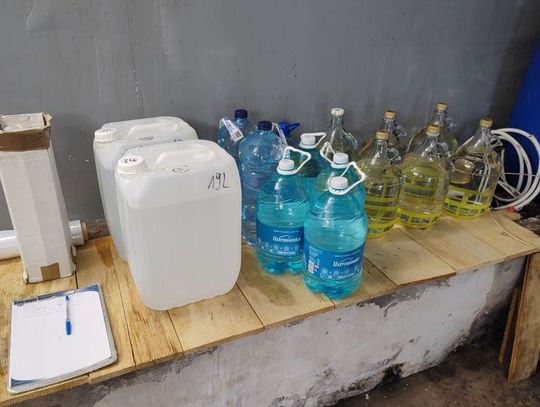 Funkcjonariusze KAS zlikwidowali bimbrownię. Przejęli gotowy alkohol i sprzęt do produkcji