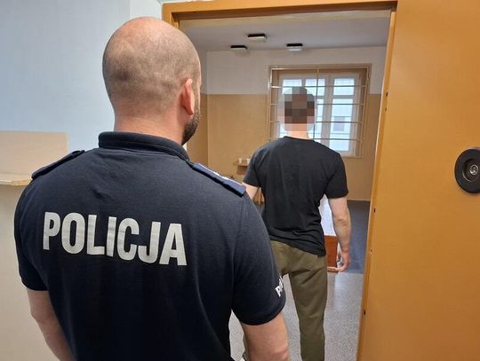 Furiat bił policjanta z pięści w głowę i pogryzł funkcjonariuszkę. Pomógł im ratownik medyczny