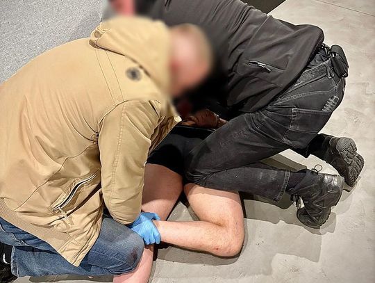 Furiat demolował hotel i atakował ludzi. Policjanci musieli użyć tasera, by obezwładnić 36-latka