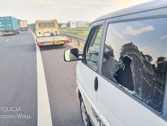 Furiat z peugeota ręką rozwalił szybę w volkswagenie, karma dopadła go chwilę później