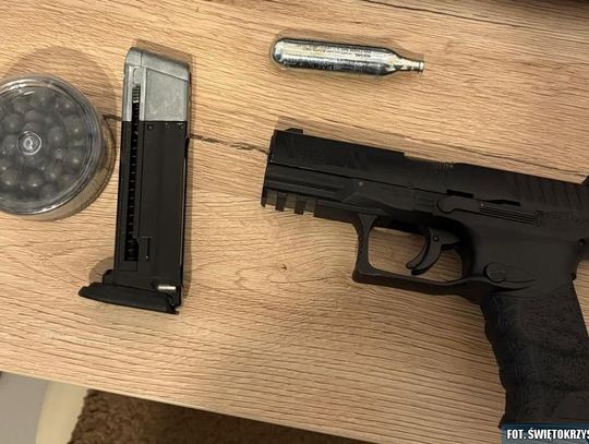 Gang nastolatków próbował okraść dilera. Napadli na niego z pistoletami pneumatycznymi