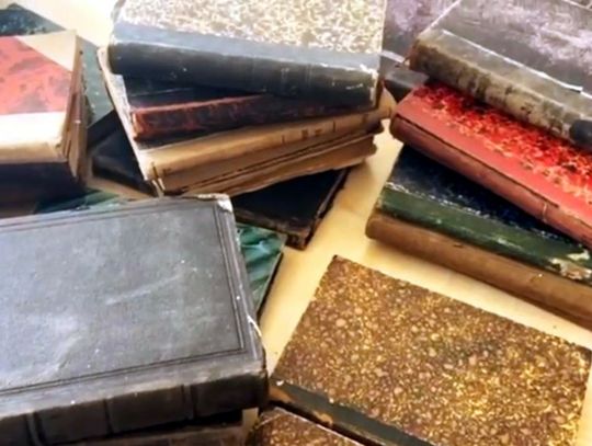Gang złodziei podmienił w bibliotece drogocenne książki na falsyfikaty. Straty wyniosły blisko 4 miliony złotych