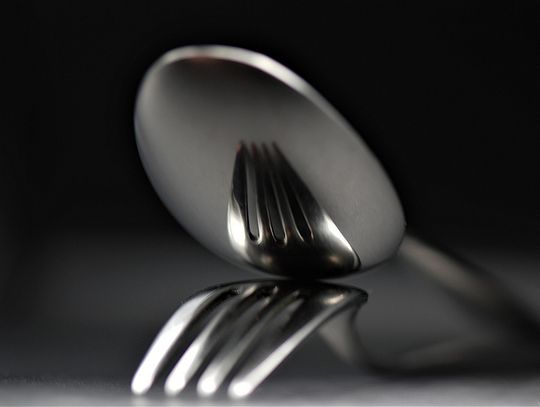 Gdzie odkładać łyżkę podczas gotowania, żeby nie brudzić blatu?