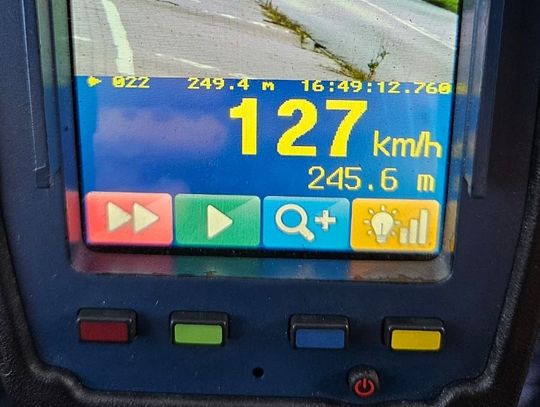 Gnał prawie 130 w zabudowanym, bo śpieszył się na wesele. Dostał mandat, punkty i stracił prawko