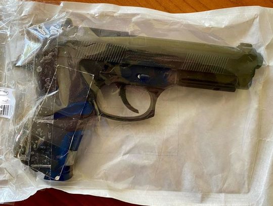 Gość poczuł się jak w gangsterskim filmie. Wyjął "klamkę" na ulicy i groził mężczyznom w samochodzie