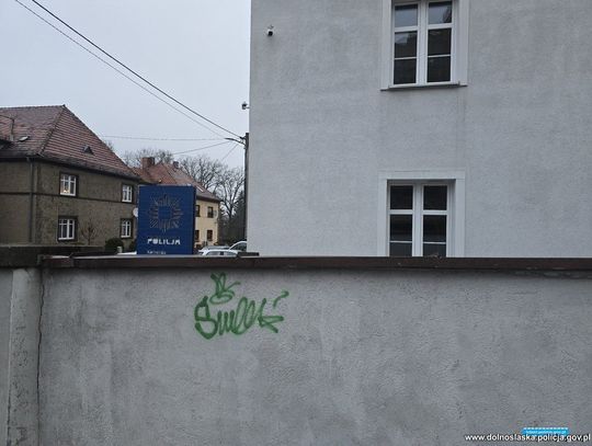Grafficiarz pomalował mur przed jednostką policji. Od razu został złapany