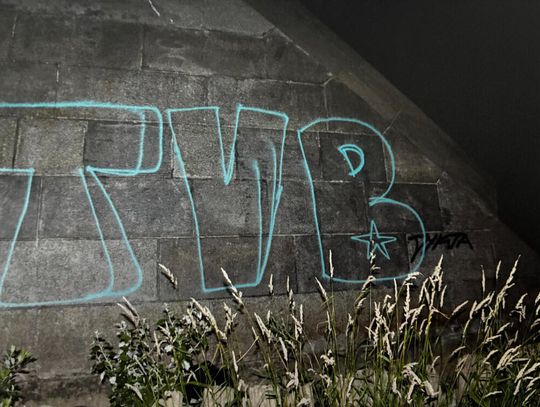 Grafficiarze z Włoch bazgrali po moście w Warszawie. Wypatrzył ich operator monitoringu