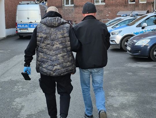 Grał w "trzy kubki" na deptaku i namawiał ludzi do obstawiania. Mężczyzna zatrzymany przez tajniaków