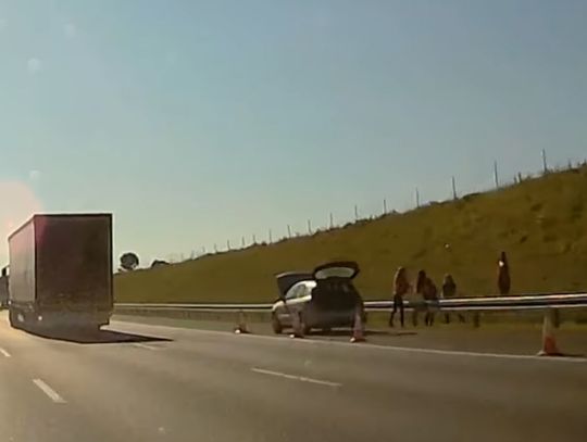 Grali sobie w siatkówkę na autostradzie. Rodzinka z zepsutego samochodu nie popisała się rozumem. WIDEO