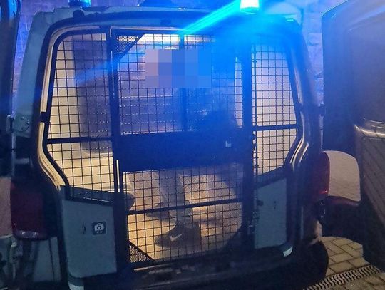 Groził byłej spaleniem mieszkania i rzucił w nią nożem. Policja zatrzymała agresywnego mężczyznę