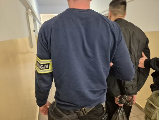 Groził ekspedientce śmiercią. W torbie miał siekierę, gaz i przedmiot przypominający pistolet