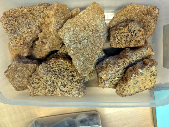 Groził kobiecie śmiercią i zabiciem jej psa, w mieszkaniu miał 6 kg narkotyków. 45-latek w areszcie