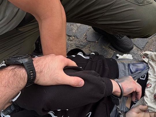 Groził nożem na ulicy, po wszystkim zmienił ubranie. Kryminalni zatrzymali 26-latka