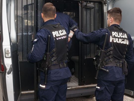 Groził pobiciem i spaleniem domu. 17-latek zmusił nieletniego do oddania pieniędzy