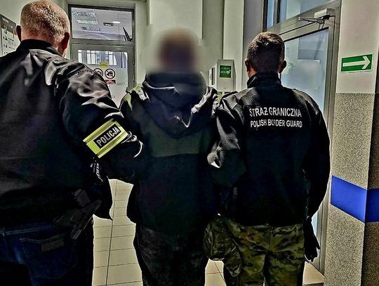 Groził przypadkowym ludziom nożem. Został zatrzymany i deportowany Groził przypadkowym ludziom nożem. Został zatrzymany i deportowany